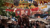 Varias personas disfrazadas durante una feria medieval