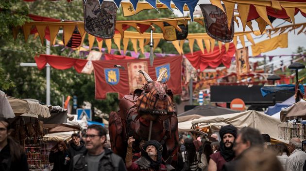 Varias personas disfrazadas durante una feria medieval
