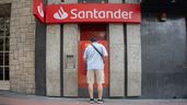 Hombre sacando dinero Banco Santander