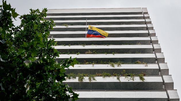 Bandera a media asta en la Embajada de Venezuela,