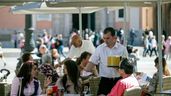 Camarero atendiendo clientes