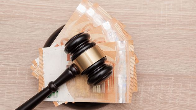 Mazo Juez junto a varios billetes de euro