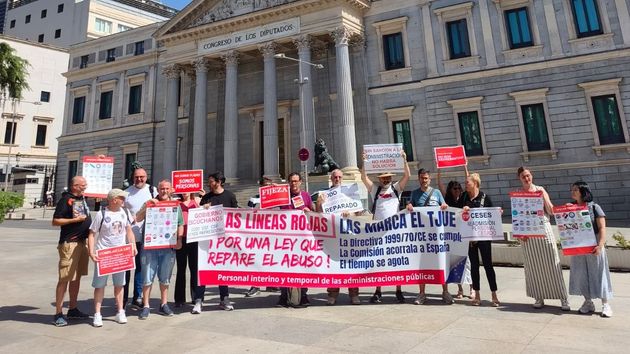 Las organizaciones de interinos concentradas ante el Congreso