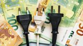 Un enchufe sobre billetes de euro