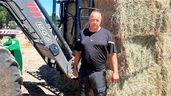el agricultor junto a un montón de paja
