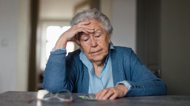 Imagen representativa de una anciana contando dinero