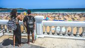 Turistas haciendo fotos en la Primera playa de El Sardinero, Santander.