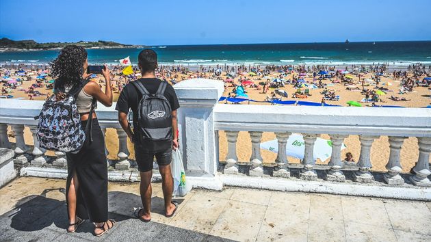 Turistas haciendo fotos en la Primera playa de El Sardinero, Santander.