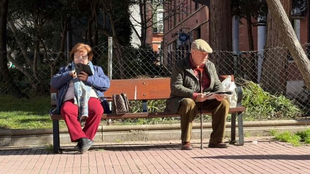 Dos mayores sentados en un banco