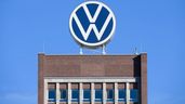 Logo de Volkswagen en un edificio