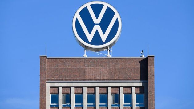 Logo de Volkswagen en un edificio