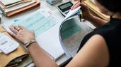 Una trabajadora gestionando nóminas