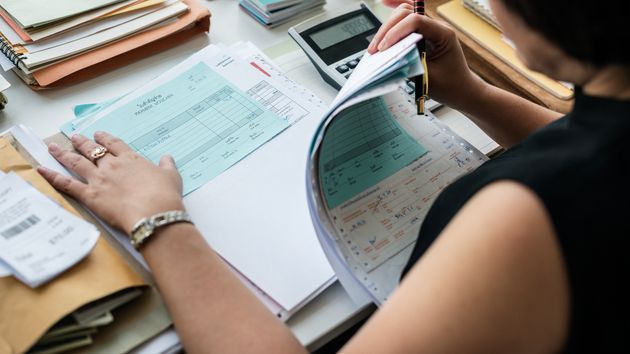 Una trabajadora gestionando nóminas