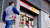 Un hombre pasando por una oficina del SEPE