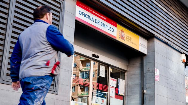 Un hombre pasando por una oficina del SEPE