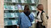 Dos mujeres mirando carteles en una inmobiliaria