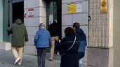 Ciudadanos delante de una oficina del SEPE