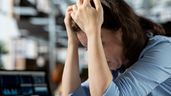 Una mujer agobiada con las manos en la cabeza