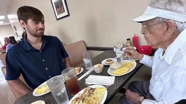 el joven con su amigo de avanzada edad
