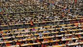 Miles de aspirantes en un examen de oposición