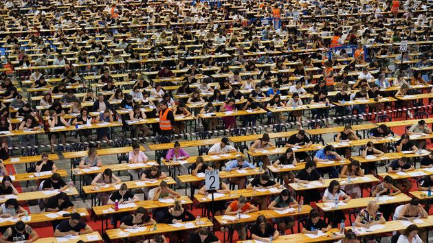 Miles de aspirantes en un examen de oposición