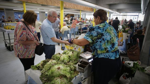Dos personas comprando en un mercado