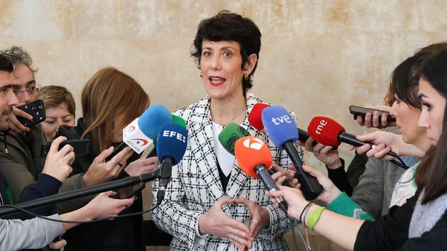 Ministra Seguridad Social atendiendo a los medios
