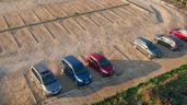 Coches aparcados en un terreno