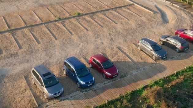 Coches aparcados en un terreno