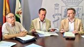 Subdelegado de Gobierno en Almería acompañado por dos personas