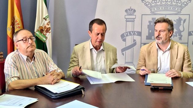 Subdelegado de Gobierno en Almería acompañado por dos personas