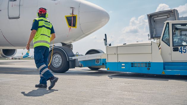 Un trabajador de handling