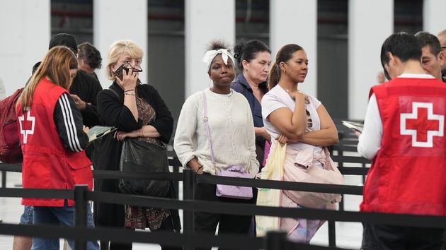 Migrantes haciendo cola en el pabellón 2 del recinto de Montjuïc de Fira de Barcelona