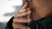 hombre fumando tabaco