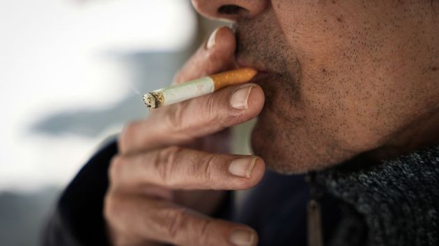 hombre fumando tabaco