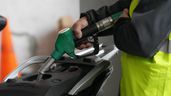Persona echando gasolina