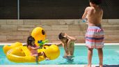 Una familia en la piscina