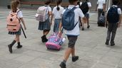 Un grupo de niños entrando al colegio 