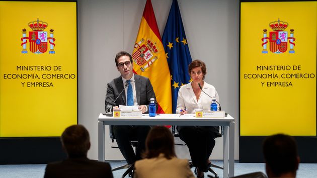 El ministro de Economía Carlos Cuerpo y la consejera Delegada de ICEX España, Elisa Carbonell