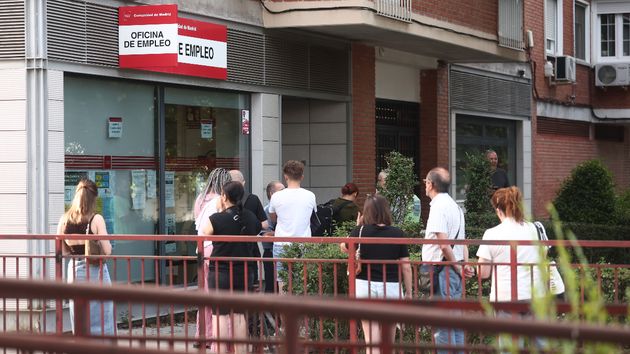 Personas haciendo cola en una oficina de empleo