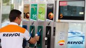 Hombre trabajando en una gasolinera