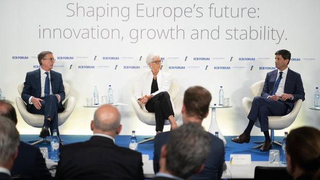 Christine Lagarde junto a otros participantes en un foro de economía