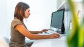Una mujer al azar trabajando con el ordenador