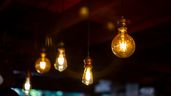 unas bombillas encendidas de noche