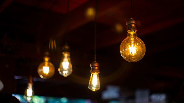unas bombillas encendidas de noche