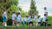 Un grupo de niños en un campamento de verano.