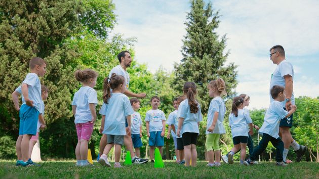 Un grupo de niños en un campamento de verano.