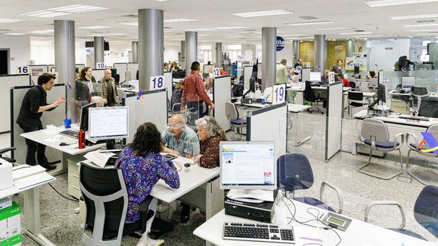 Varias personas atendidas en una oficina de la Agencia Tributaria