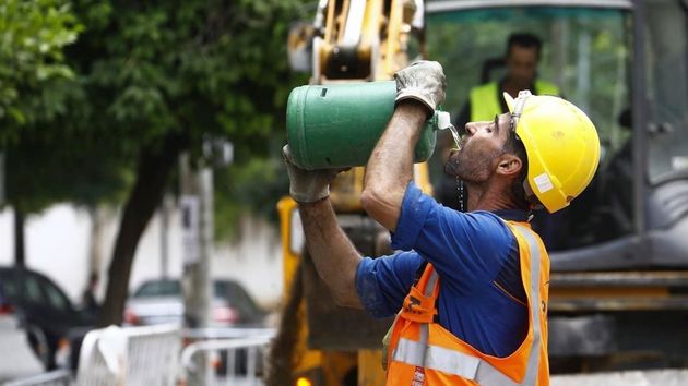 Hombre bebiendo agua
