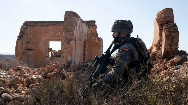 Militar agachado